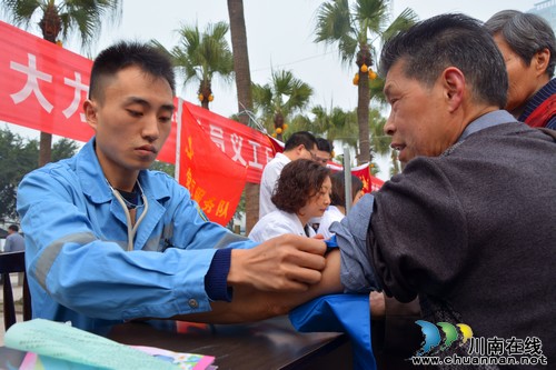 东兴区：党员助民&nbsp;周末“不断档”(图1)