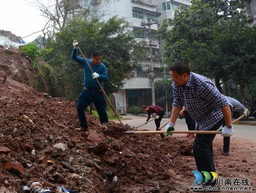 东兴区：党员助民&nbsp;周末“不断档”(图4)