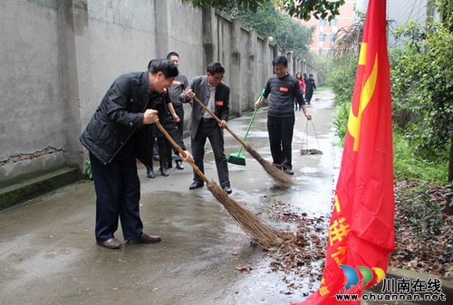 泸县教育局到社区开展党员义工日活动(图1) 泸县教育局到社区开展党员义工日活动(图1)