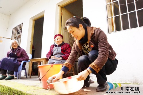 泸县：党员义工在行动&nbsp;传递社会正能量(图2)