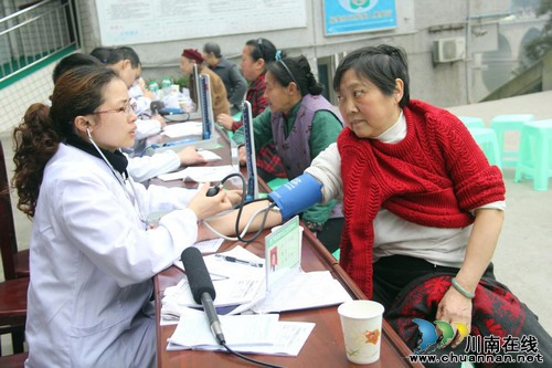 泸县：党员义工在行动&nbsp;传递社会正能量(图4)