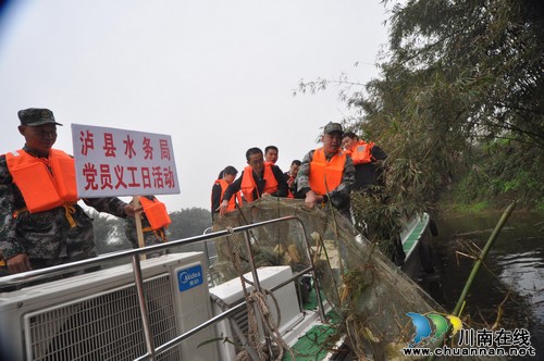 泸县：党员义工在行动&nbsp;传递社会正能量(图3)