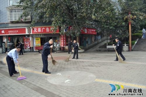 叙永公安:深入社区开展“党的群众路线教育实践活动”活动(图1) 叙永公安:深入社区开展“党的群众路线教育实践活动”活动(图1)