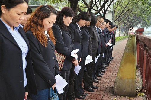 连续10年 公交公司员工为遇难者默哀(图1) 连续10年 公交公司员工为遇难者默哀(图1)