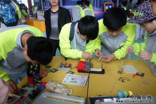 张坝:流动科技馆启用 青少年享"科技大餐"(图2) 张坝:流动科技馆启用 青少年享"科技大餐"(图2)