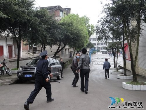 叙永公安:开展校园“防暴安全演练”活动(图1) 叙永公安:开展校园“防暴安全演练”活动(图1)