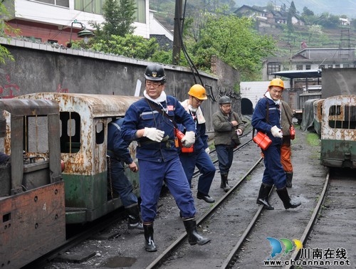 叙永县县长陈景强检查复产煤矿安全生产(图1)