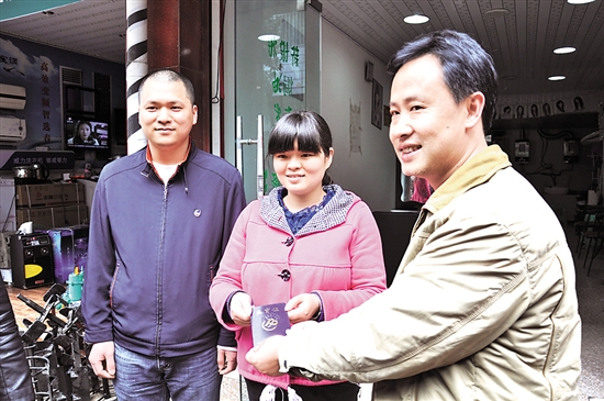 内江颁发首个“单独两孩”生育证(图1)