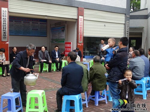 合江县国土资源局：回访特困户&nbsp;深入走基层(图1)