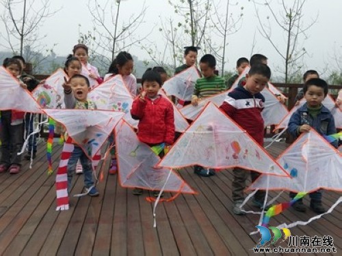 大山坪街道：开展“放飞快乐&nbsp;全家总动员”亲子活动(图2)
