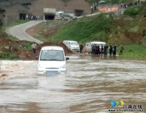 车陷河中两人被困&nbsp;干群联手成功救援(图1)