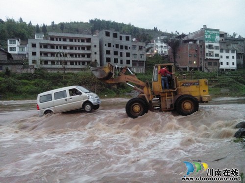 车陷河中两人被困&nbsp;干群联手成功救援(图3)