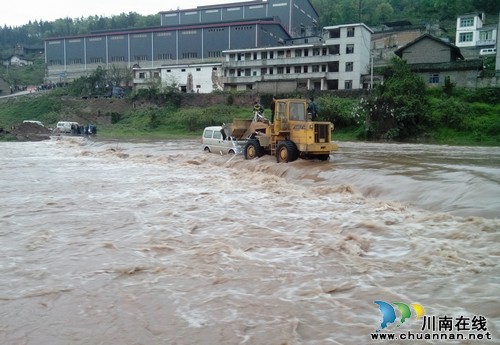 车陷河中两人被困&nbsp;干群联手成功救援(图2)