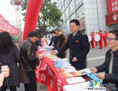 龙马潭区国税局积极开展依法治区、依法治税宣传活动(图3) 龙马潭区国税局积极开展依法治区、依法治税宣传活动(图3)