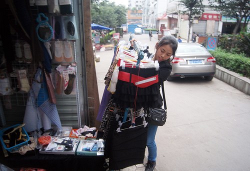 80后残疾女子&nbsp;摆地摊撑起一个家(图3)