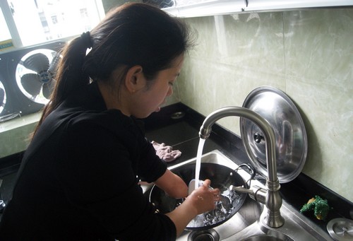 80后残疾女子&nbsp;摆地摊撑起一个家(图5)