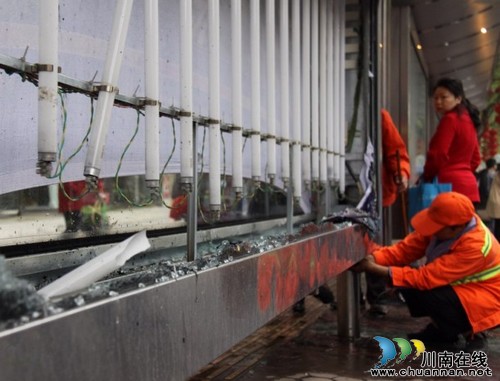 泸州今晨发生3车相撞事故&nbsp;已致1死4伤(图2)