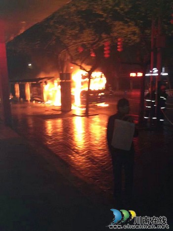 泸州今晨发生3车相撞事故&nbsp;已致1死4伤(图1)