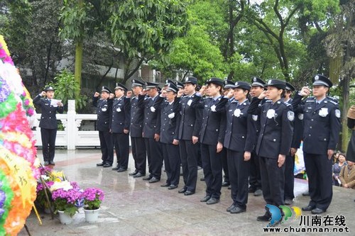 长航泸州公安开展纪念先烈祭奠活动(图2)