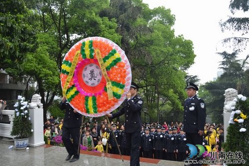 长航泸州公安开展纪念先烈祭奠活动(图1)