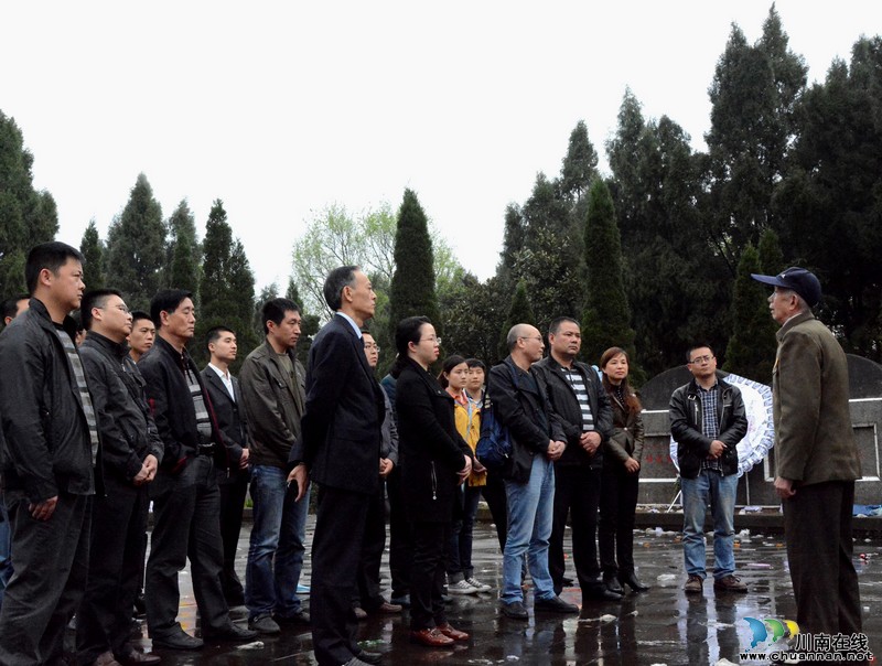 内江东兴区:寄哀思&nbsp;缅英烈(图2)