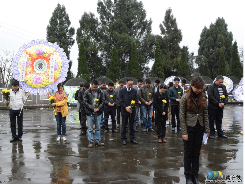 内江东兴区:寄哀思&nbsp;缅英烈(图1)