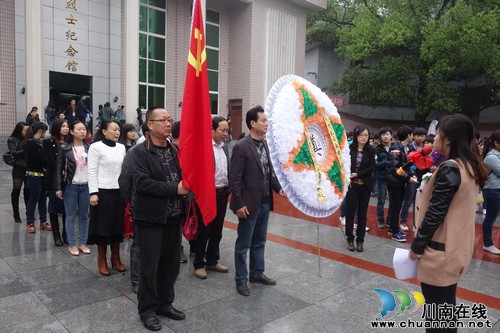 张坝：景区党员祭扫、参观革命烈士陵园(图1)