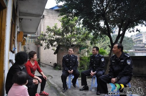 叙永县公安局长张述斌深入社区&nbsp;走访群众为民解忧(图1)