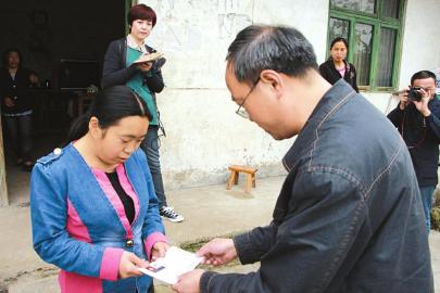 自贡发放首张“单独两孩”生育证(图1)