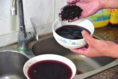 自贡市民：淘了7次水还是黑的&nbsp;这黑米染色了？(图1)