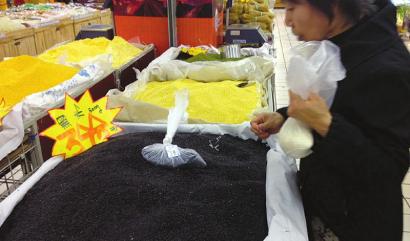 自贡市民：淘了7次水还是黑的&nbsp;这黑米染色了？(图2)
