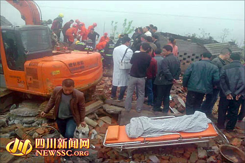 宜宾一民房突然坍塌&nbsp;村民徒手刨出2名生还者(图2)