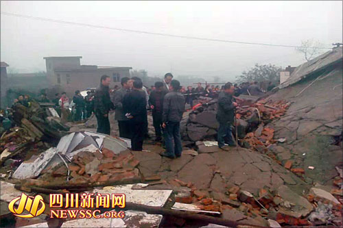 宜宾一民房突然坍塌&nbsp;村民徒手刨出2名生还者(图1)