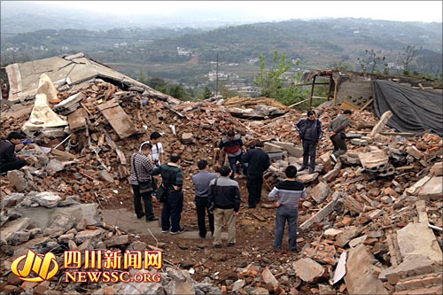 宜宾一民房突然坍塌&nbsp;村民徒手刨出2名生还者(图3)