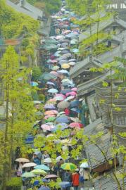 清明时节雨纷纷&nbsp;市民出行“伞挤伞”(图1)