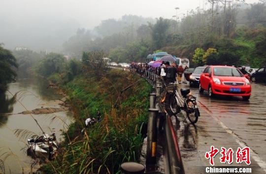 宜宾小面包车撞大客车致1死2伤(图1)