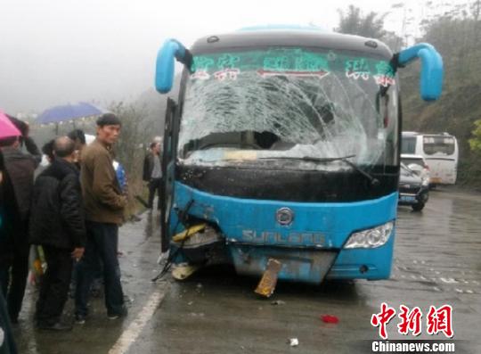 宜宾小面包车撞大客车致1死2伤(图3)