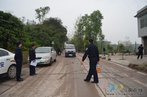 华阳街道：交通道路两手抓，安全行驶有保障