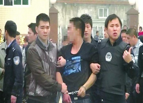 泸州：丈夫持刀挟持妻子&nbsp;闹市驾车逃逸被逼停(图2)