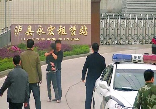 泸州：丈夫持刀挟持妻子&nbsp;闹市驾车逃逸被逼停(图1)