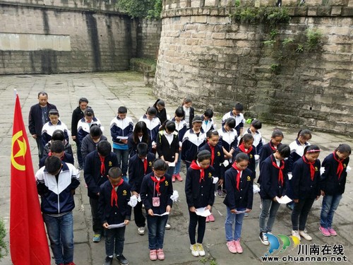 清明时节&nbsp;华阳街道学校师生在烈士墓前接受情感教育(图2)