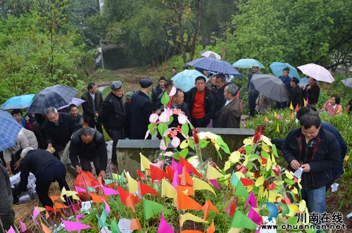 太伏镇：老总办“清明会”传承孝道(图1)