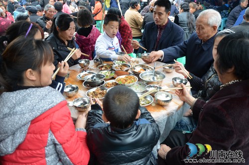 太伏镇：老总办“清明会”传承孝道(图3)