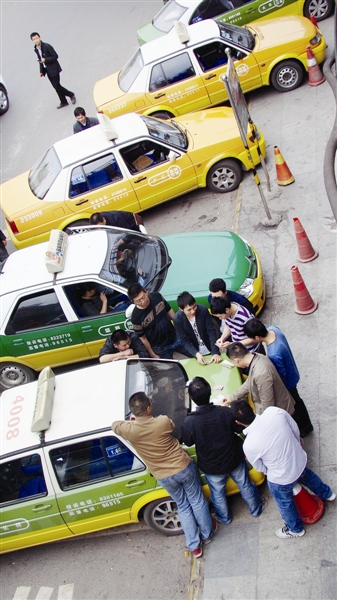 下班高峰期&nbsp;的哥们聚在南门桥下打牌赌钱(图1)