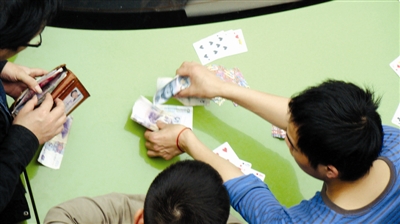 下班高峰期&nbsp;的哥们聚在南门桥下打牌赌钱(图2)