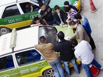 下班高峰期&nbsp;的哥们聚在南门桥下打牌赌钱