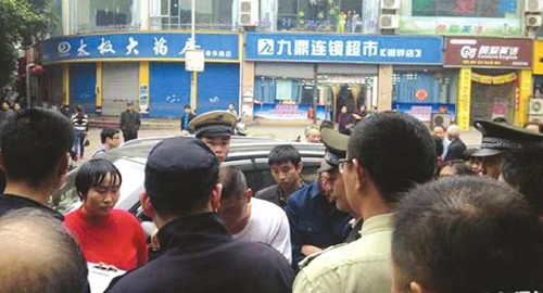 自贡:菜农手握秤砣一挥&nbsp;城管头部被击当场倒地(图1)