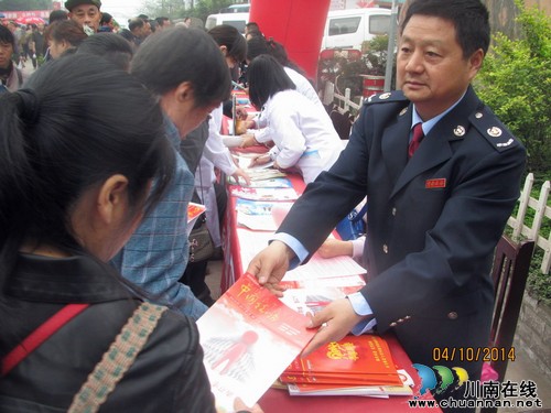 龙马国税积极参加街头集中宣传活动(图2)