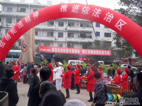 龙马国税积极参加街头集中宣传活动(图1)