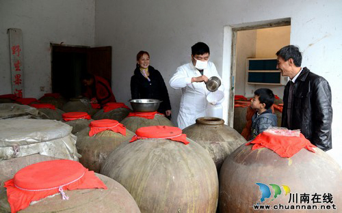 泸州叙永：5万斤果酒静待缸中寻“婆家”(图1)